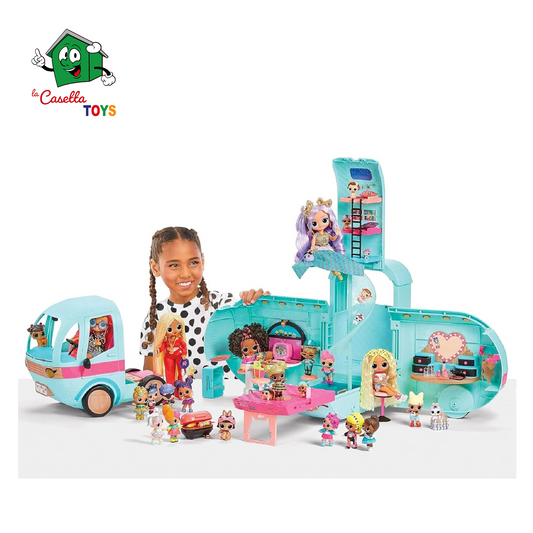 L.O.L. Surprise! OMG Glam N' Go Camper Set da gioco con oltre 50 sorprese e gioco a 360°, arredato con piscina, scivolo d'acqua, letti a castello, vanity, barbecue, cabina DJ e altro ancora - Età 4+