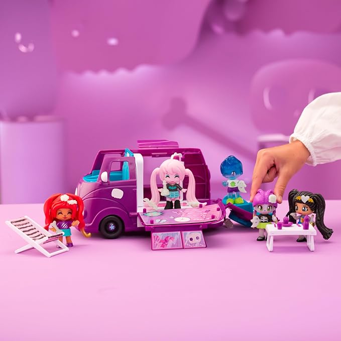 Pinypon - Terrific Van, il tetto del van si trasforma in una barca con scivolo, accessori che si illuminano al buio, include personaggio mummia, per bambine/I dai 4 anni, Famosa (PNY49000)
