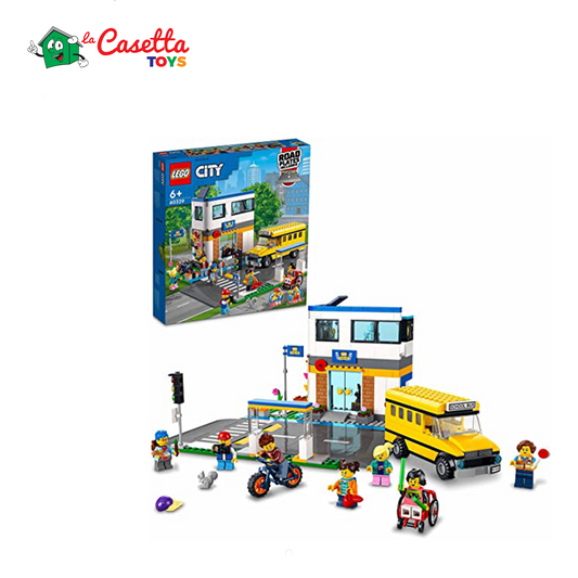 LEGO 60329 City Giorno di Scuola, Set Serie Adventures con Autobus Giocattolo, 2 Aule e Strada, per Bambini di 6+ Anni